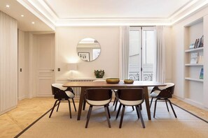Dining - A Splendide 3-BR/3BA close to Le Bon Marché (Paris)