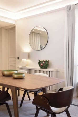 Dining - A Splendide 3-BR/3BA close to Le Bon Marché (Paris)