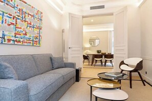 TV, offices - A Splendide 3-BR/3BA close to Le Bon Marché (Paris)