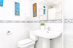 Secadora de cabello, bidet, toallas, jabón 