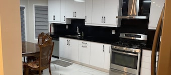 LikeHome - 3 Bedroom House 
5mins from Highway 401, Train station & Downtown
