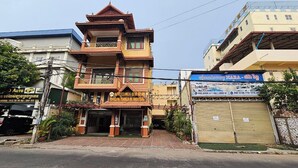 A hotel with a traditional architectural style, featuring a multi-story building with a tiled roof and balconies. - Thon Thean Hotel  (Phnom Penh)