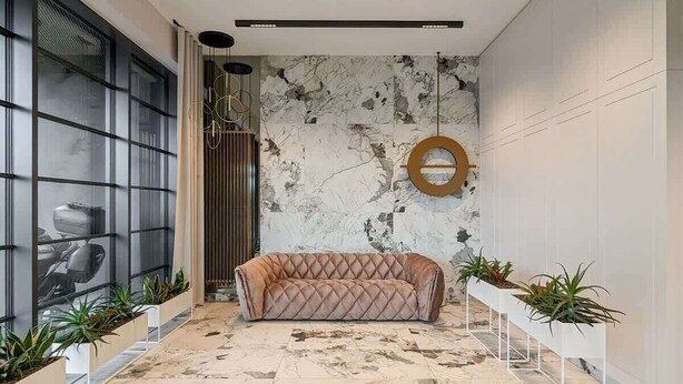 A modern lobby with a leather sofa, potted plants, and a marble floor. - Modern Apartment | Parking, Balcony and Workspace (Gdansk)