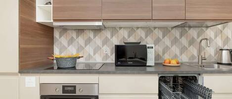 Réfrigérateur, micro-ondes, four, plaque de cuisson