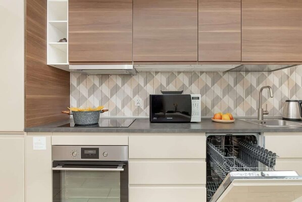 Fridge, microwave, oven, stovetop