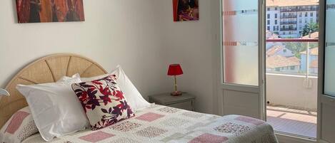 2 bedrooms, iron/ironing board, WiFi