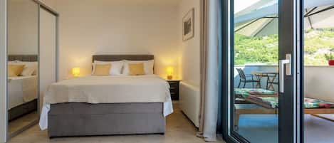 2 bedrooms, desk, WiFi, bed sheets