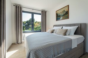 2 bedrooms, desk, WiFi, bed sheets