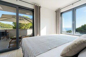 2 bedrooms, desk, WiFi, bed sheets