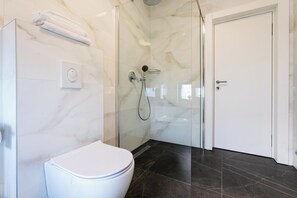 Shower, hair dryer, towels, soap - Deluxe apartment Noeli (Krvavica)