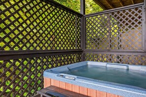 Outdoor spa tub - New! Peaceful 2BR w/MTN Views*Hot Tub*Arcade Games (Sevierville)