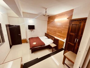 Family Room | In-room safe, desk, laptop workspace, iron/ironing board - Abu Bunglow Homestay By GRB (Abu Road)