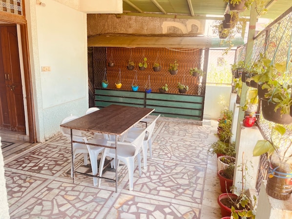 Outdoor dining - Abu Bunglow Homestay By GRB (Abu Road)
