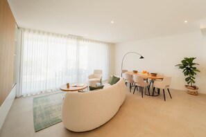 Luxury-Penthouse, 2 Schlafzimmer, Terrasse, Meerblick | Wohnbereich | Smart-TV