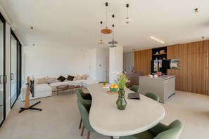 Panoramic-Apartment, 1 Schlafzimmer, Terrasse, Meerblick | Wohnbereich | Smart-TV