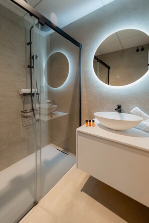 Lejlighed - 3 soveværelser - terrasse - havudsigt | Badeværelse | Bruser, brusehoved med spredningseffekt, gratis toiletartikler