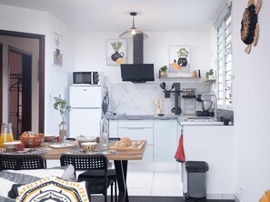 Frigorífico, microondas, placa de cocina y cafetera o tetera
