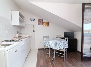 Apartament (Apartments Karbuni By The Sea - One B) | Cuina privada | Frigorífic