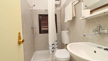 Apartment (Apartments Karbuni By The Sea - One B) | Bathroom | Shower, towels