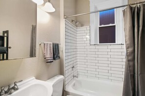 Shower, towels - Work-Ready 1BR | Fast Wi-Fi & Laundry – Steps to Tower Grove Park (65) (St. Louis)