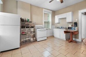 Fridge, microwave, oven, stovetop - Work-Ready 1BR | Fast Wi-Fi & Laundry – Steps to Tower Grove Park (65) (St. Louis)