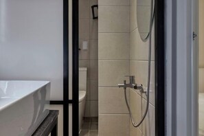 Premium bedding, memory-foam beds, desk, laptop workspace - Eight Rest Hostel Myeong-dong (Seoul)