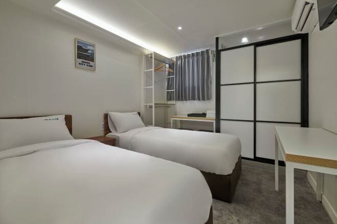 เครื่องนอนระดับพรีเมียม, เตียงเมมโมรีโฟม, โต๊ะทำงาน