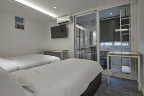 Premium bedding, memory-foam beds, desk, laptop workspace - Eight Rest Hostel Myeong-dong (Seoul)