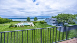 Una propiedad residencial con piscina, césped cuidado y vistas a un lago.