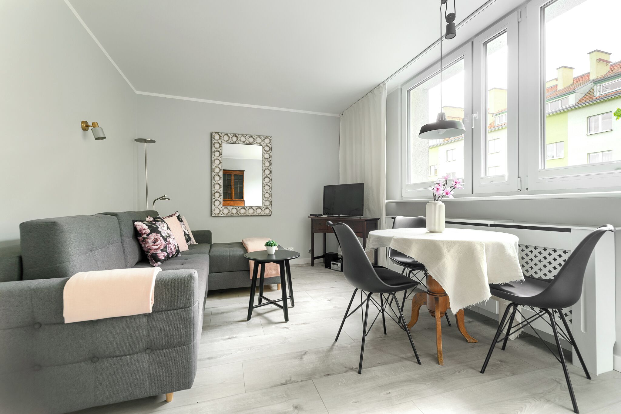 Deluxe Apartment | Living room | Flat-screen TV