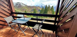 Outdoor dining - A haven of peace in the heart of the Pyrenees (Ustou)