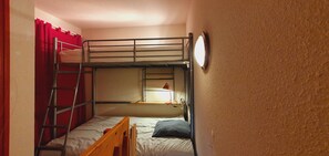 2 Schlafzimmer, Bügeleisen/Bügelbrett