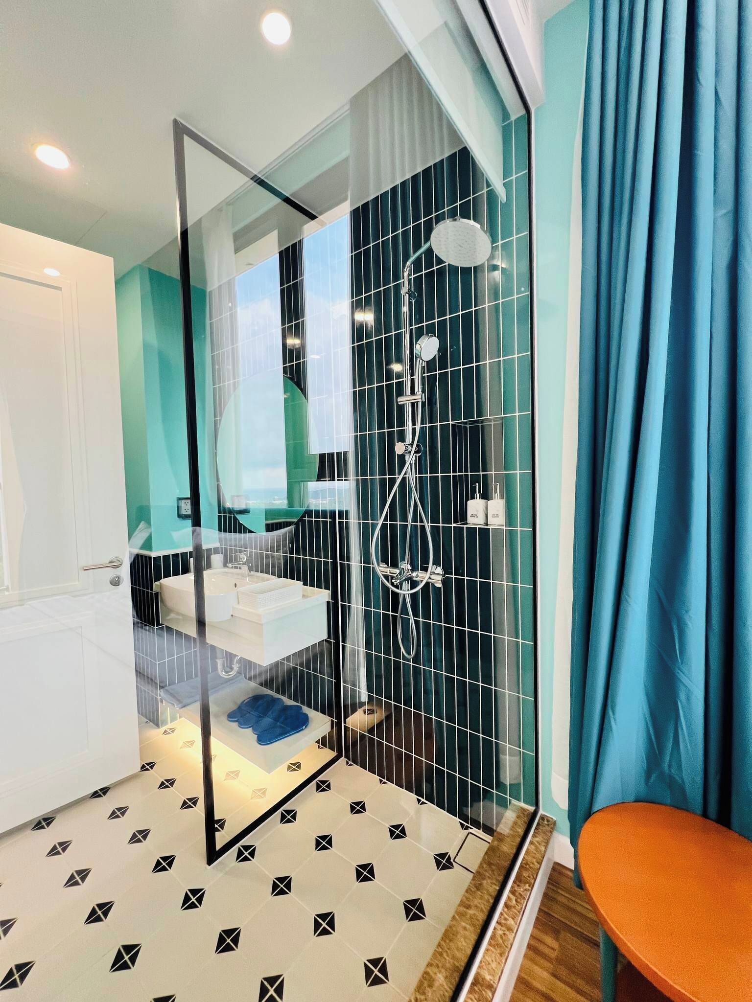 Shower, hydromassage showerhead, hair dryer, towels