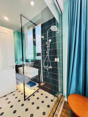Shower, hydromassage showerhead, hair dryer, towels - Medius Terra Residences (Phu Quoc)