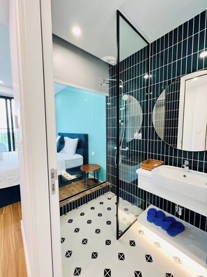 Dusj, dusjhode med hydromassaje, hårføner og håndklær