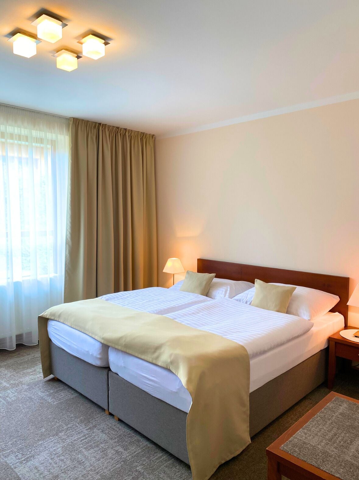 Muebles diferentes, escritorio y espacio para trabajar con laptop 