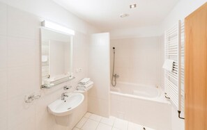 Comfort Studio Suite | Bathroom | Free toiletries, hair dryer, towels, soap - Golf Hotel Austerlitz (Slavkov u Brna)