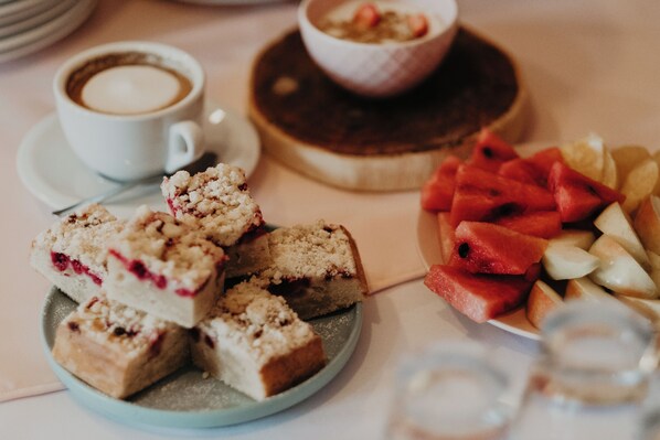 A plate of dessert cubes and a bowl of fruit on a table. - Golf Hotel Austerlitz (Slavkov u Brna)