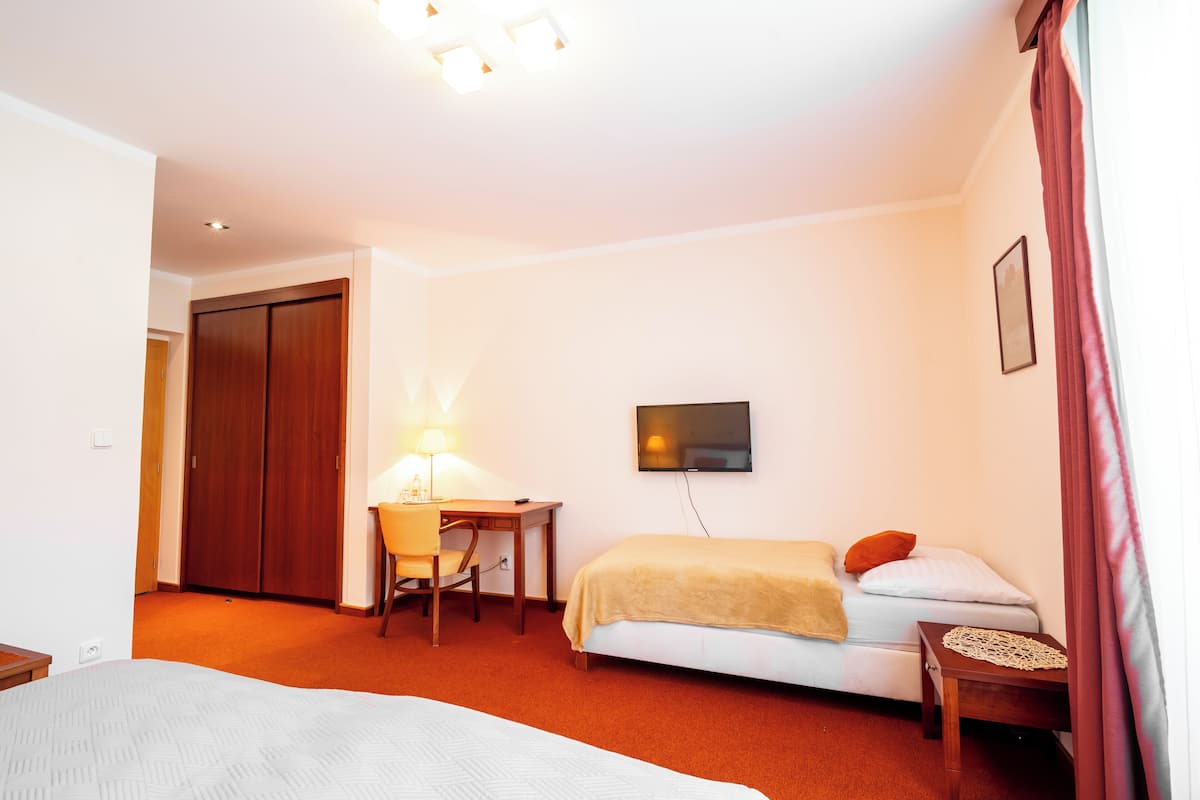 Comfort Triple Room | Individually furnished, desk, laptop workspace, free WiFi