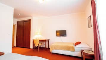 Comfort Triple Room | Individually furnished, desk, laptop workspace, free WiFi