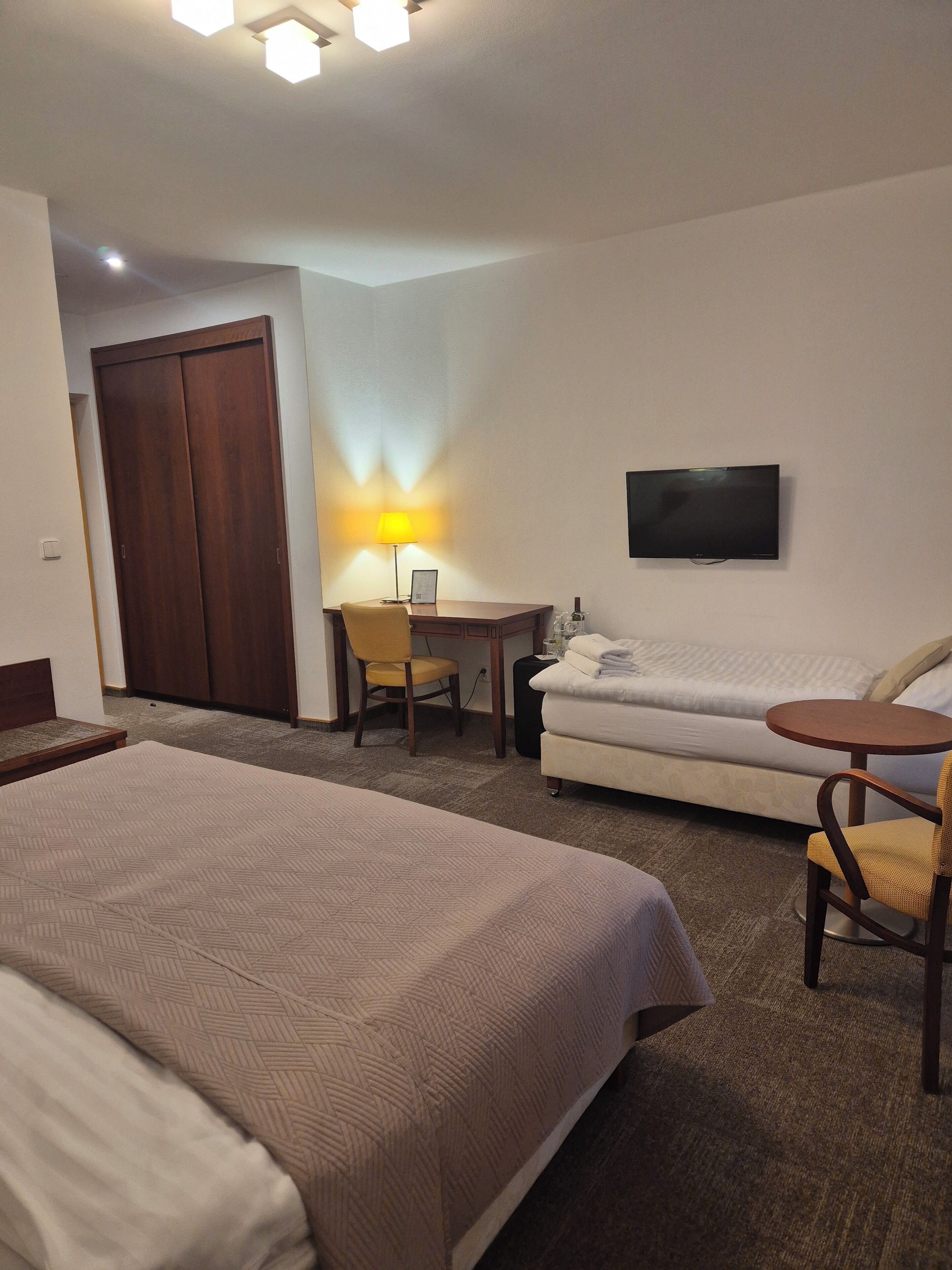 舒适三人房 | 特色家居、办公桌、笔记本电脑工作区、婴儿床