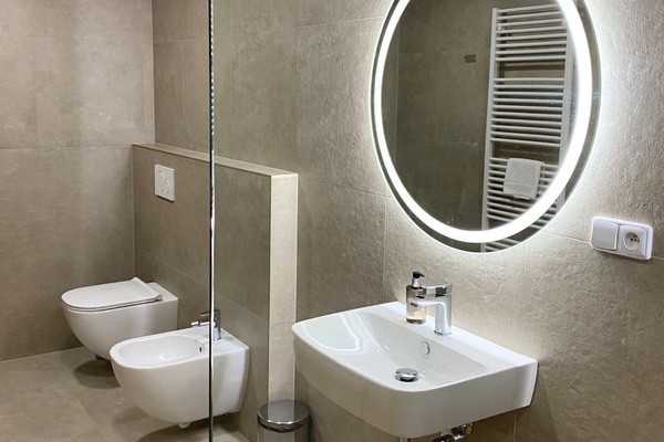 Family Studio Suite | Bathroom | Free toiletries, hair dryer, towels, soap