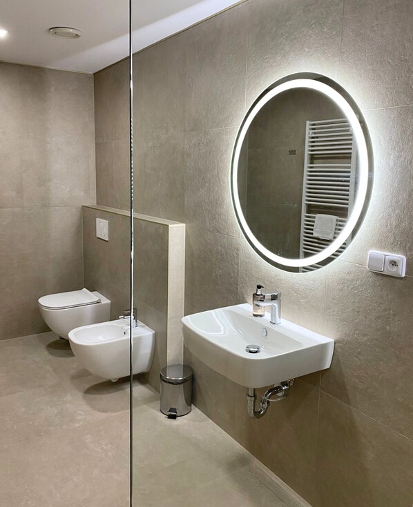 Family Studio Suite | Bathroom | Free toiletries, hair dryer, towels, soap