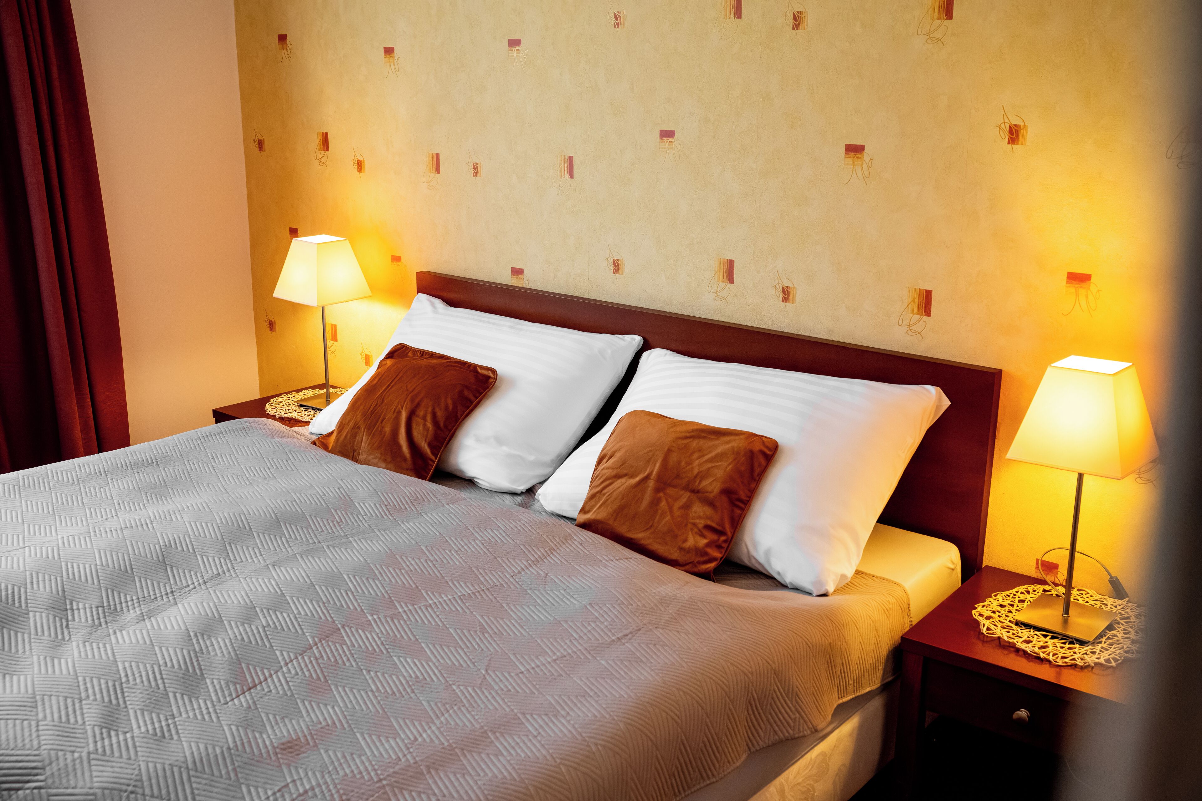 Comfort-værelse med dobbeltseng eller 2 enkeltsenge - udsigt til have | Individuel indretning, skrivebord, arbejdsområde til bærbare computere