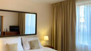 Quarto casal ou duplo conforto, vista para o jardim | Individualmente mobiliados, escrivaninha