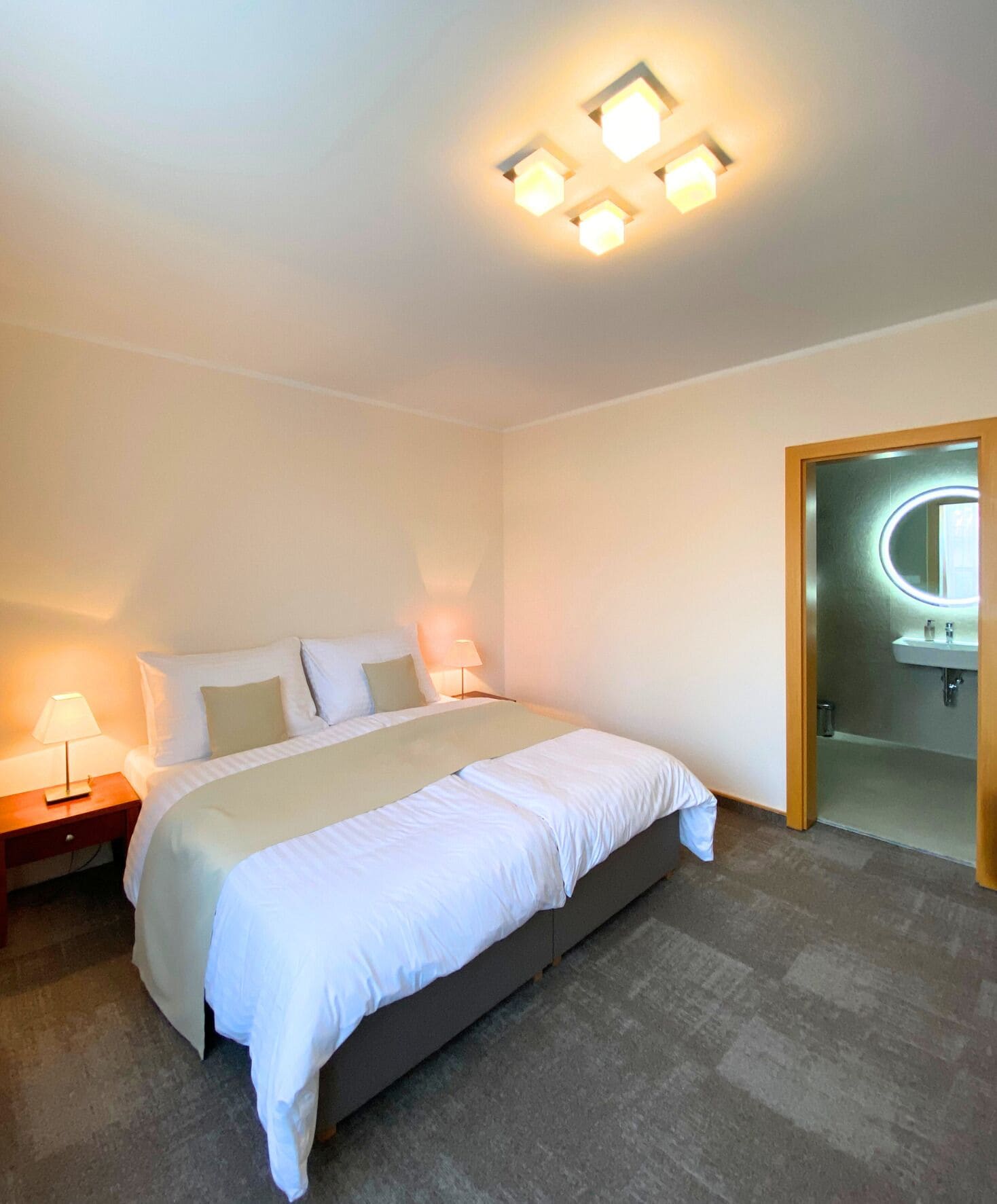 家庭开间套房 | 特色家居、办公桌、笔记本电脑工作区、婴儿床