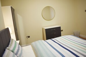 1 habitación, tabla de planchar con plancha, wifi y ropa de cama 