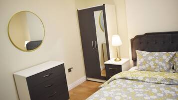 1 habitación, tabla de planchar con plancha, wifi y ropa de cama