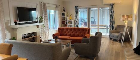 Een smart-tv en boeken