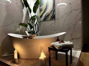 Secador de cabelo, toalhas de banho, sabonete, shampoo